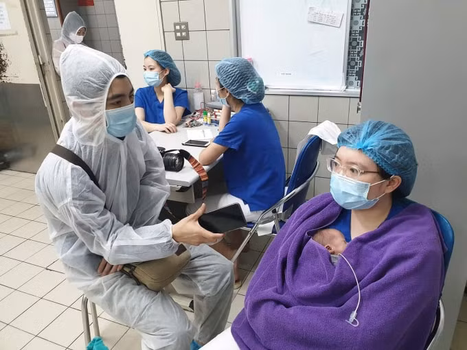 13 ngày, phóng viên Đoàn Bổng có mặt ở hầu hết các khoa, phòng của bệnh viện để phỏng vấn các bác sĩ, bệnh nhân