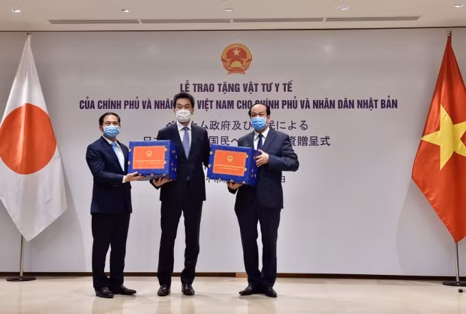 Việt Nam tặng 100.000 USD và 50.000 khẩu trang y tế cho phía Nhật Bản.