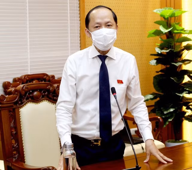 Tân Phó Chủ tịch UBND tỉnh Nguyễn Hồng Lĩnh phát biểu nhận nhiệm vụ