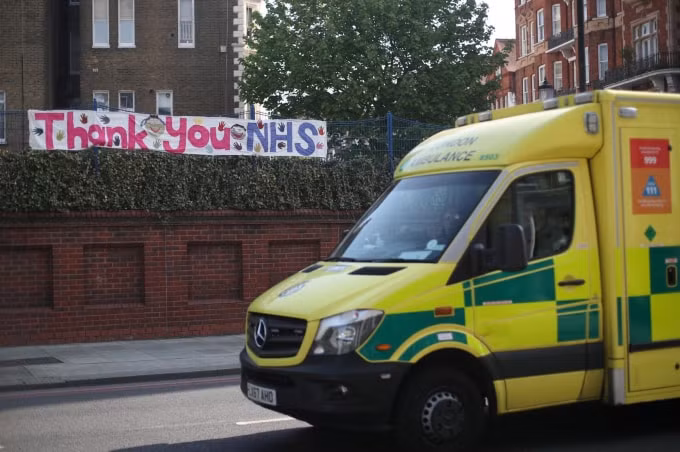 Một chiếc xe cứu thương tại London, Anh. Ảnh: Reuters