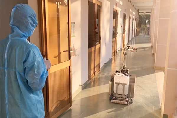 Robot phun xịt thuốc khử khuẩn, lau sàn nhà sau khi phun xong và có khả năng tự khử khuẩn bản thân (Ảnh TL)