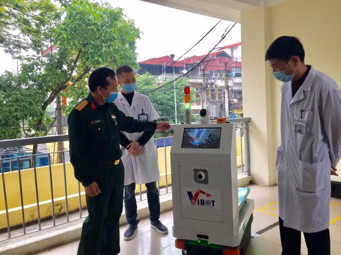 Robot Vibot-1a của Học viện Kỹ thuật Quân sự đang được thử nghiệm (Ảnh TL)