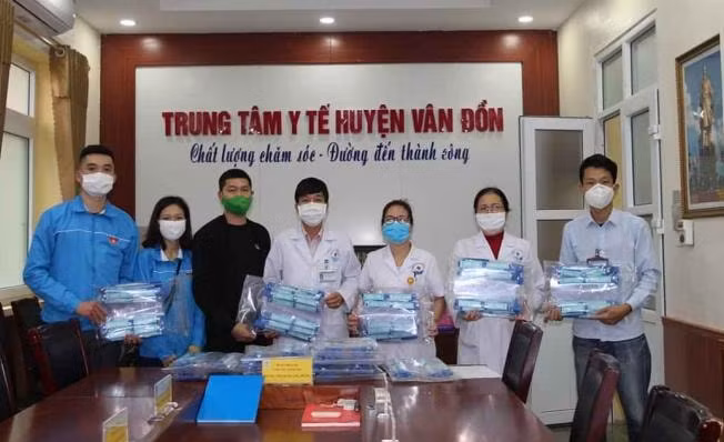 Đoàn Thanh niên thị trấn Cái Rồng phối hợp với Công ty Đồng Tâm làm mũ tránh bọt tặng cho Trung tâm Y tế huyện Vân Đồn. Ảnh: Hiến Nguyễn.