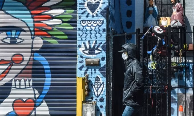 Một người dân tại New York, Mỹ. Ảnh: CNN