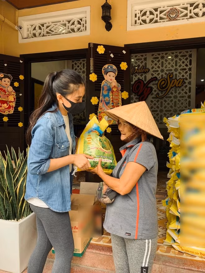 Hoa hậu Tiểu Vy phát gạo tại Hội An (theo zingme.vn)