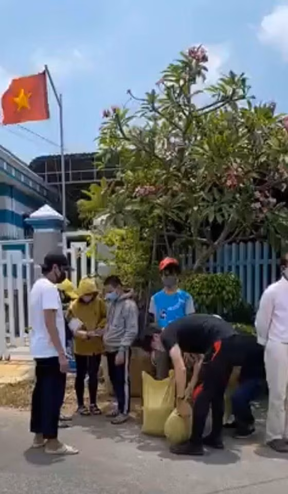 cat-phuong-quach-ngoc-tuyen-phat-gao-tien-cho-nguoi-khiem-thi-6