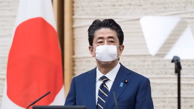 Thủ tướng Nhật Bản Shinzo Abe vừa ban bố tình trạng khẩn cấp trên toàn quốc đến 6/5 do dịch Covid-19 lây lan rộng - Ảnh: Reuters