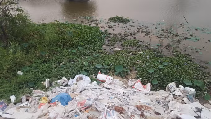 Chất thải bị đổ trộm tại khu vực tiếp giáp hồ nước.