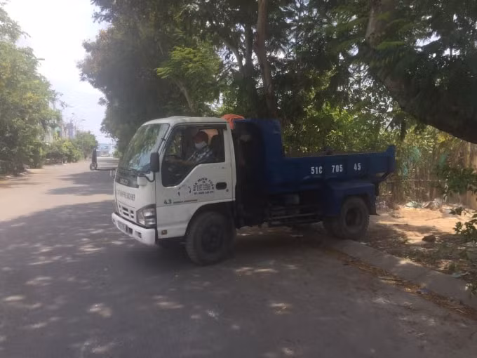 Người dân phát hiện xe tải mang biển kiểm soát 51C-705.45, đề nhãn Hứa Minh Tuấn vào đổ chất thải.