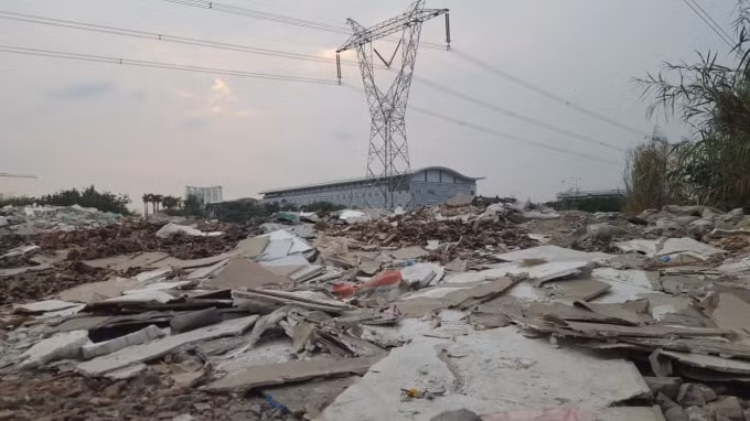 Người dân cho biết, trong hai đường dây điện phía trên khu vực bị đổ chất thải thì có một đường dây có cấp điện áp 500KV.