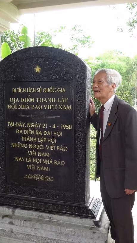 Bia di tích thành lập HNBVN.