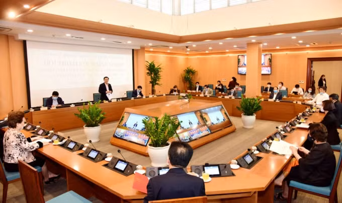 Tại chương trình, Bí thư Thành ủy Vương Đình Huệ ghi nhận, cảm ơn những ý kiến của các đại biểu đại diện cho cộng đồng doanh nghiệp Thủ đô, nhất là những đánh giá, động viên về kết quả công tác phòng, chống dịch Covid-19 của thành phố Hà Nội.