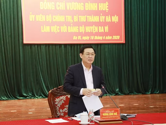 Bí thư Thành ủy Hà Nội Vương Đình Huệ phát biểu chỉ đạo tại buổi làm việc.