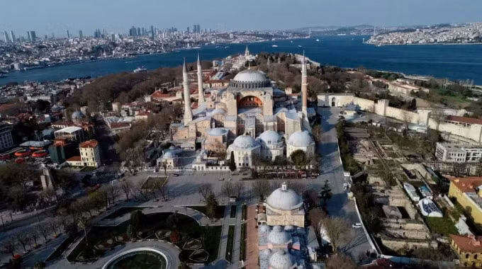 Đường phố Istanbul vắng vẻ khác thường ngày 11/04/2020 sau khi chính quyền Thổ Nhĩ Kỳ ban hành lệnh giới nghiêm hai ngày cuối tuần để ngăn chặn đà lây lan của virus corona. Ảnh: REUTERS