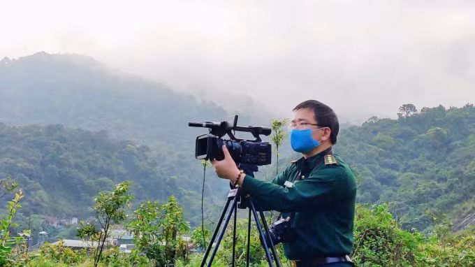 Anh Nguyễn Thế Mạnh, phòng Chính trị, Bộ đội Biên phòng tỉnh Hà Tĩnh vẫn miệt mài ghi lại những hình ảnh sinh động, những việc làm đẹp đẽ nhất của quân và dân nơi biên cương Tổ quốc. Ảnh: T.G