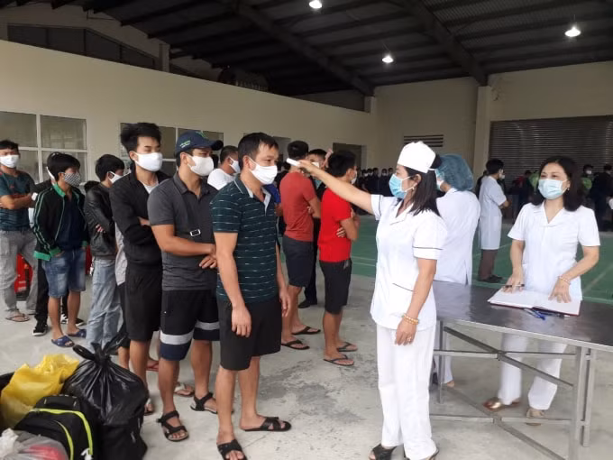 Từ những ngày đầu khi dịch bệnh Covid -19 diễn ra, đội ngũ phóng viên, nhà báo ở Trung ương, ở các tỉnh bạn thường trú trên địa bàn Hà Tĩnh đã vào cuộc một cách nhanh chóng, quyết liệt... Ảnh: Trần Phong.