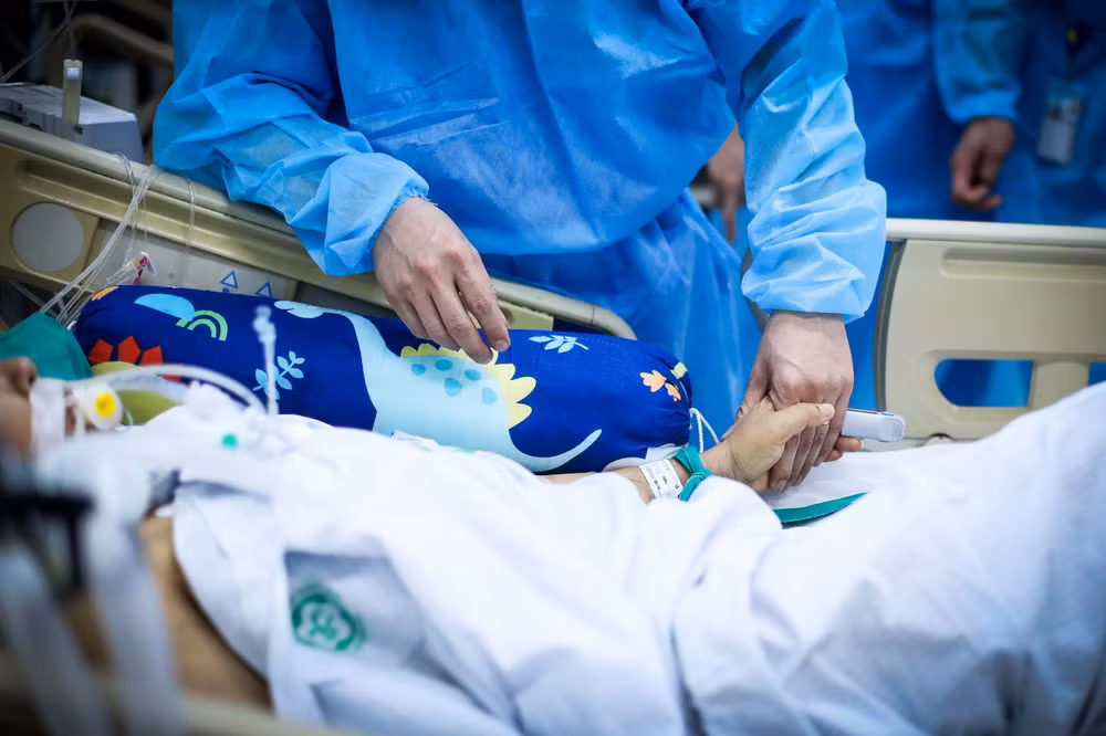 Đôi bàn tay nắm chặt của một bệnh nhân với bác sĩ BV Bạch Mai ngay trong thời điểm BV đang bị cách ly. Ảnh Nguyễn Khánh