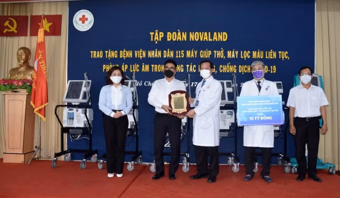 Đại diện Bệnh viện 115 cảm ơn sự đồng hành rất ý nghĩa và thiết thực của Tập đoàn Novaland.