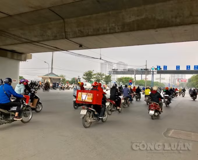 Những ngày gần đây người dân tại Hà Nội đi ra đường nhiều hơn sau khi kết thúc 15 ngày thực hiện cách ly xã hội trên phạm cả nước
