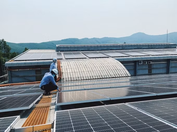 Lắp đặt hệ thống điện mặt trời áp mái nhà lớn nhất tại Thừa Thiên Huế.