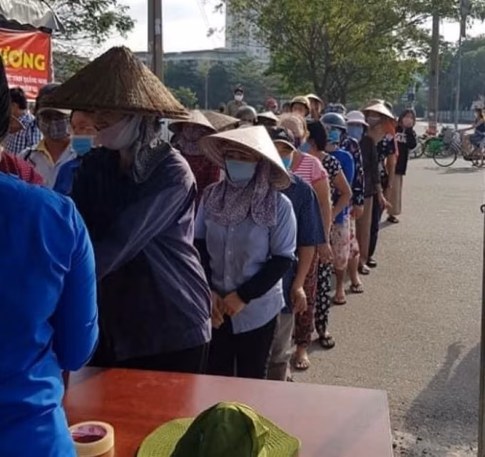 Ngay trong buổi sáng hoạt động đầu tiên, gần 500 người dân đã nhận được gạo từ máy cấp phát tự động và quà từ CLB doanh nhân QNH