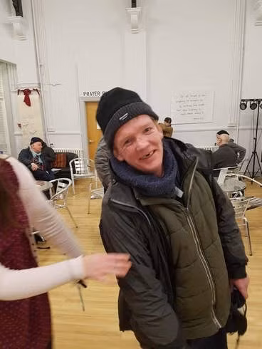 Eamon Desmond, 45 tuổi, cảm thấy sốc khi thành viên hội đồng địa phương ở Ealing đã tới và mang bạn của ông Michael John Bates, 51 tuổi, đến ở một khách sạn, và bỏ lại Eamon cùng hai người nữa. Ảnh: Andrew Mcleay