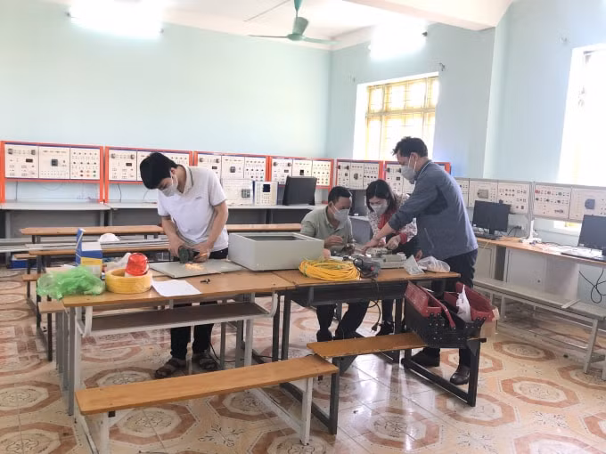 để cây ATM phát gạo miễn phí sớm đi vào hoạt động, nhóm thiết kế đã phải làm cả đêm lẫn trưa...