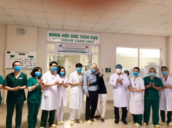 Bệnh nhân mắc bệnh Covid-19 số 28 nặng được công bố khỏi bệnh và ra viện tối hôm qua ngày 13/4 tại Bệnh viện Nhiệt đới Trung ương cơ sở 2. Ảnh TL.