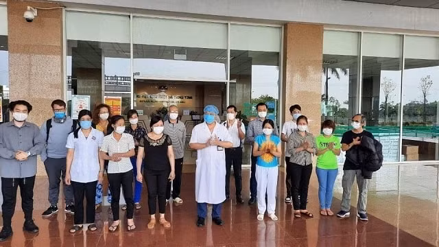 Các bệnh nhân tại Bệnh viện Bệnh Nhiệt đới Trung ương 2 được công bố khỏi bệnh trong chiều nay 14/4. Ảnh TL.