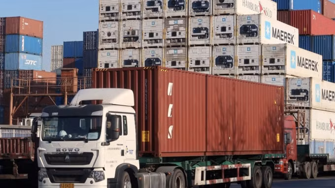 Một chiếc xe container tại một trung tâm hậu cần gần cảng Thiên Tân, Trung Quốc, ngày 12/12/ 2019 - Ảnh: Reuters