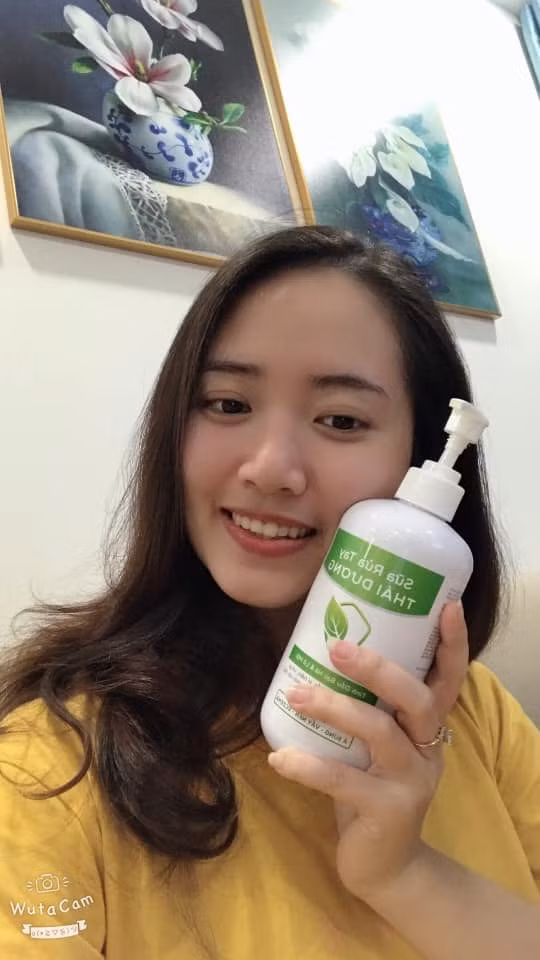 Chị Phương Hà quá hài lòng vì phần quà nhận được từ FM90 và Sao Thái Dương