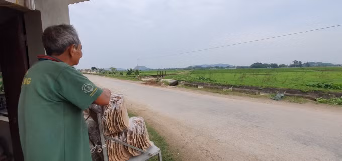 Người dân tỏ ra khó hiểu ở cách chi trả, hỗ trợ bồi thường GPMB tại xã Tân Châu, huyện Thiệu Hoá có nhiều khuất tất cần sớm được làm rõ (ảnh TRẦN ĐẠI)