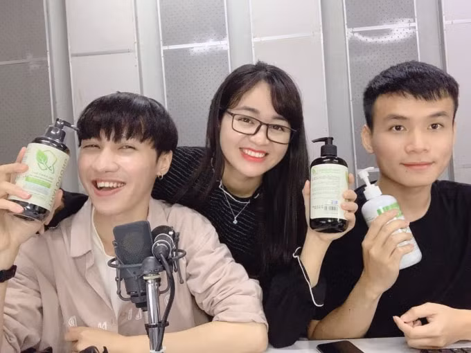 Các MC năng động của FM 90 rạng rỡ cùng phần quà hữu ích từ Sao Thái Dương