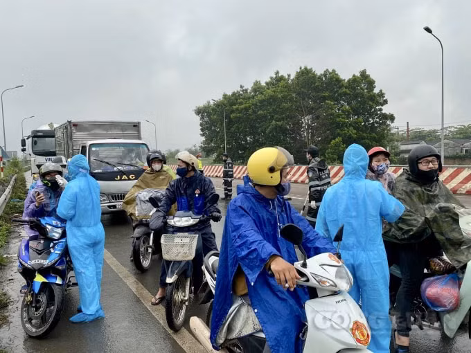 Thành phố Hà Nội bảo đảm trật tự an toàn giao thông gắn với phòng chống dịch bệnh Covid-19