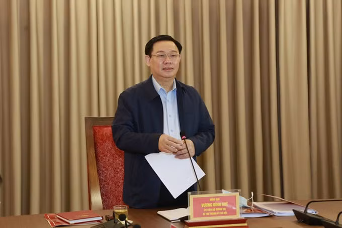 Bí thư Thành ủy Hà Nội Vương Đình Huệ phát biểu chỉ đạo tại buổi làm việc.
