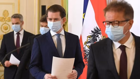 Thủ tướng Áo Sebastian Kurz thông báo kế hoạch nới lỏng các biện pháp hạn chế. Ảnh: AFP