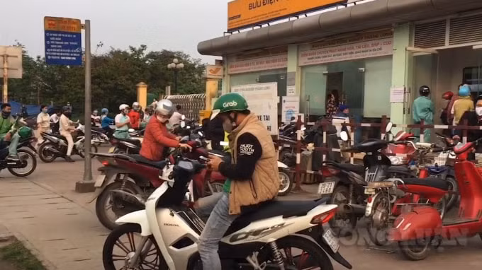 Khoảng từ 17h trở đi lượng công nhân tới các cây rút tiền này mỗi lúc một đông hơn. Ảnh H.Long.