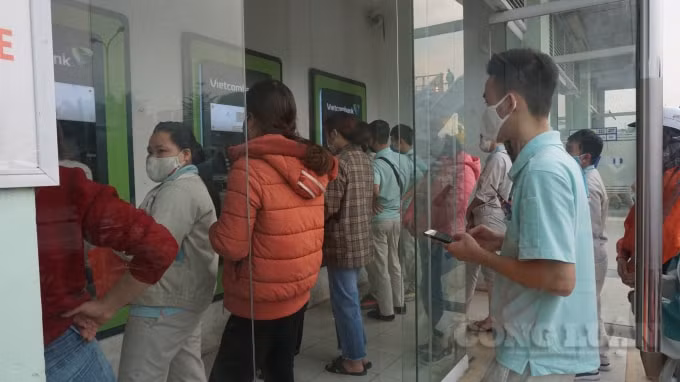 Việc xếp hàng chen chúc đông người có thể tiềm ẩn nhiều nguy cơ mất an toàn đối với bản thân và cộng đồng trong bối cảnh dịch Covid-19 vẫn đang có nguy cơ lây lan và bùng phát. Ảnh H.Long.