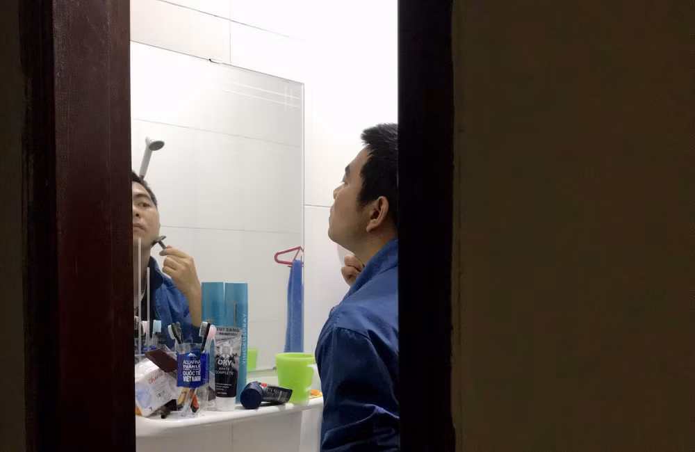 Tắm rửa, vệ sinh sạch sẽ cơ thể trước khi đi làm việc vào mỗi buổi nhưng phải thật nhanh vì sắp tới giờ làm việc rồi.