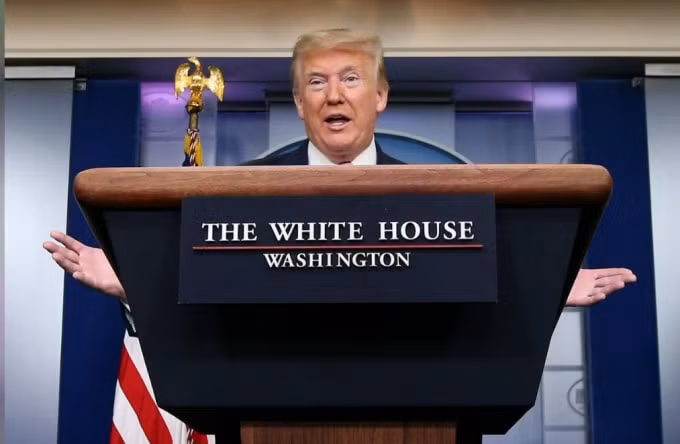 Tổng thống Donald Trump đang đối mặt với quyết định quan trọng trong việc có mở cửa trở lại nền kinh tế Mỹ hơn hay không - Ảnh:Reuters