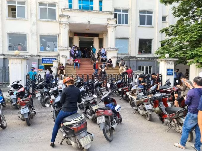 Doanh nghiệp, chủ phương tiện vận tải hàng hóa tập trung rất đông tại trụ sở các cơ quan cấp giấy xác nhận ra vào thành phố Hải Phòng. Ảnh: BGT