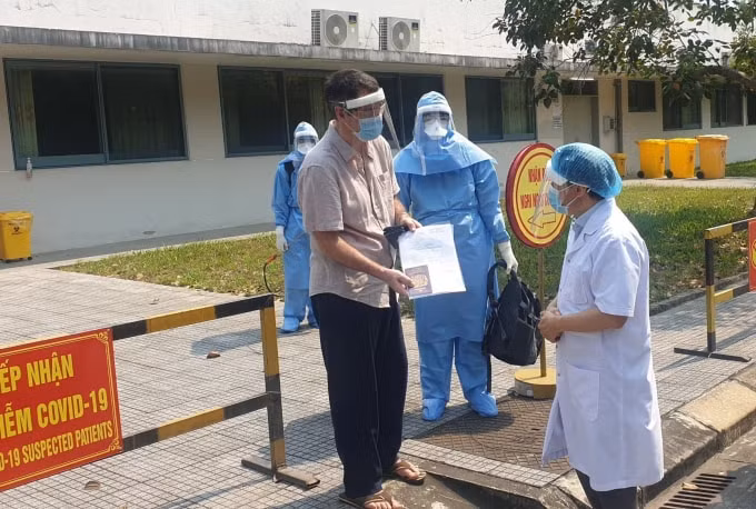 Trao giấy chứng nhận cho vợ chồng ông Kevin Nevard và bà Hayley.