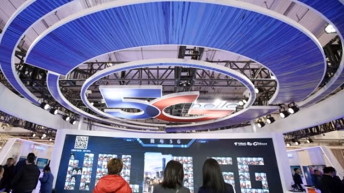 Mọi người ghé thăm gian hàng của China Telecom, trong Hội nghị 5G Thế giới 2019 tại Trung tâm Hội nghị & Triển lãm Quốc tế Bắc Kinh Etrong vào tháng 11 năm 2019 tại Bắc Kinh, Trung Quốc. Ảnh: Getty