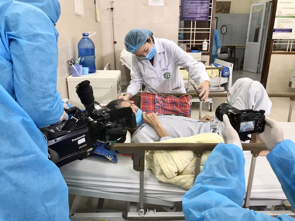 Tại bệnh viện, phóng viên chúng tôi trên tay mỗi người cầm 1 thiết bị tác nghiệp khác nhau như máy quay, máy ảnh, điện thoại, đứng ở nhiều góc khác nhau phải cố gắng làm sao để có thể ghi được nhiều hình ảnh nhất, chân thực nhất.