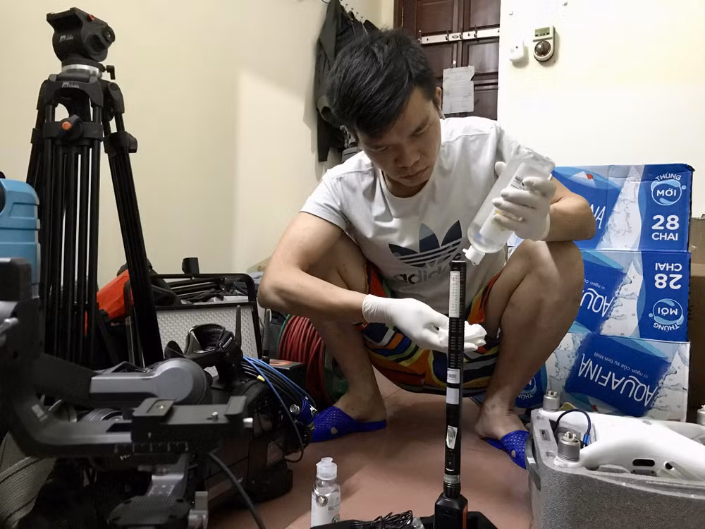 Trước khi đi ngủ, chúng tôi phải bảo quản, kiểm tra hết các thiết bị tác nghiệp chuyên dụng, nạp lại năng lượng cho các thiết bị này để có thể sử dụng tiếp vào ngày mai.