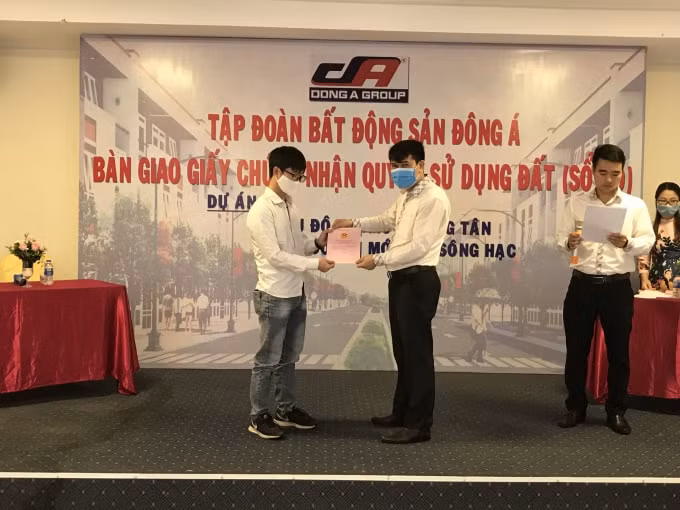 Trong ngày 18/4, Tập đoàn BĐS Đông Á đã trao 40 giấy chứng nhận QSDĐ cho khách hàng.