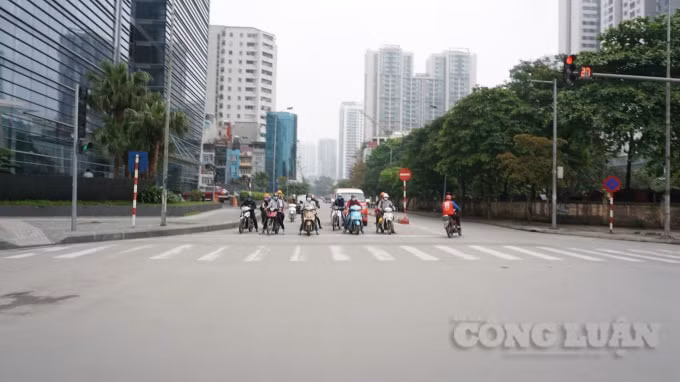 Thủ đô Hà Nội trời nhiều mây, đêm và sáng sớm có mưa phùn và sương mù, trưa chiều giảm mây hửng nắng. Ảnh H.L.