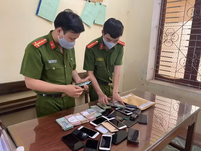 Tiền cùng tang vật có liên quan đến vụ án đánh bạc
