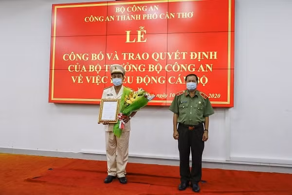 Thiếu tướng Nguyễn Văn Thuận, Giám đốc Công an TP. Cần Thơ trao Quyết định cho Đại tá Huỳnh Thới An. (Ảnh: Công an TP. Cần Thơ)