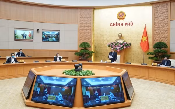 Thủ tướng đề nghị toàn dân chung sức, đồng lòng, với tinh thần “dịch bệnh làm chúng ta khó khăn gấp đôi thì chúng ta cố gắng gấp ba”. Ảnh: VGP